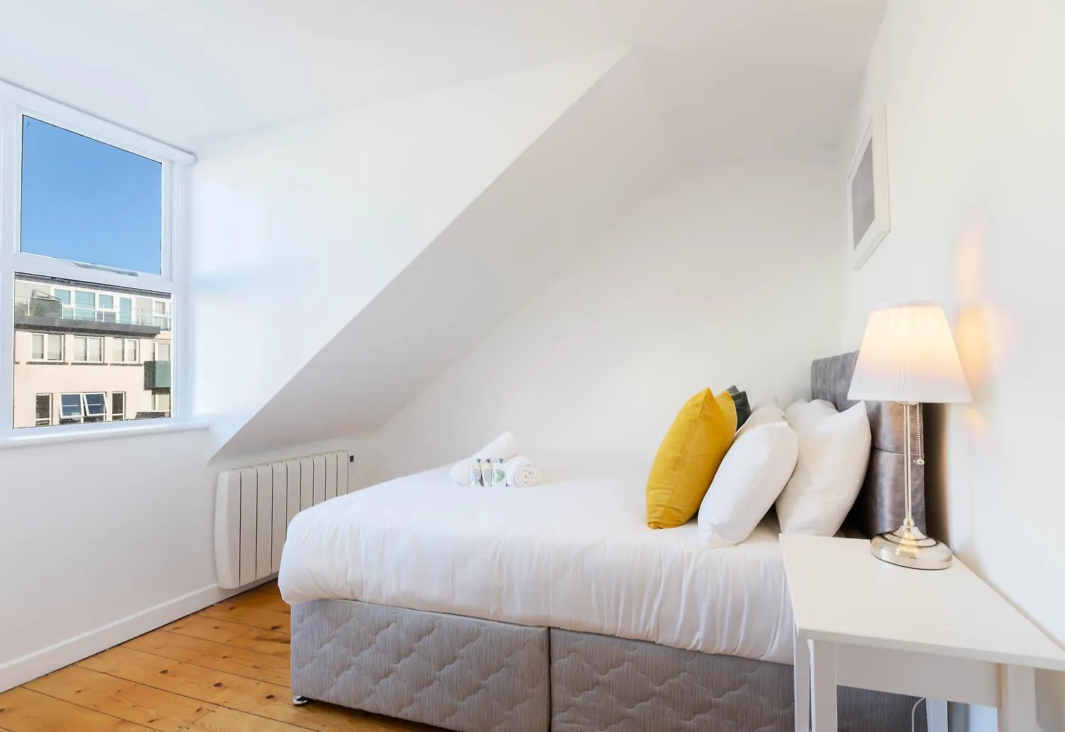 Modern Canal View Home, In City Centre, Sleeps 8 Galway Apartment