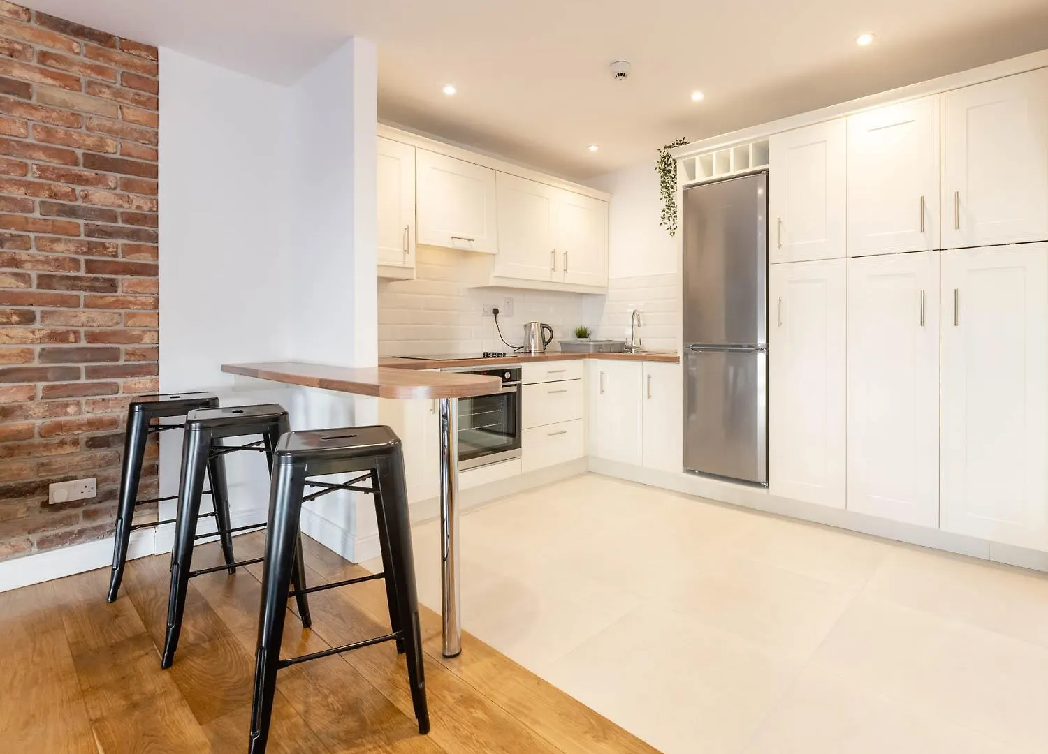 Apartment Modern Canal View Home, In City Centre, Sleeps 8 Galway