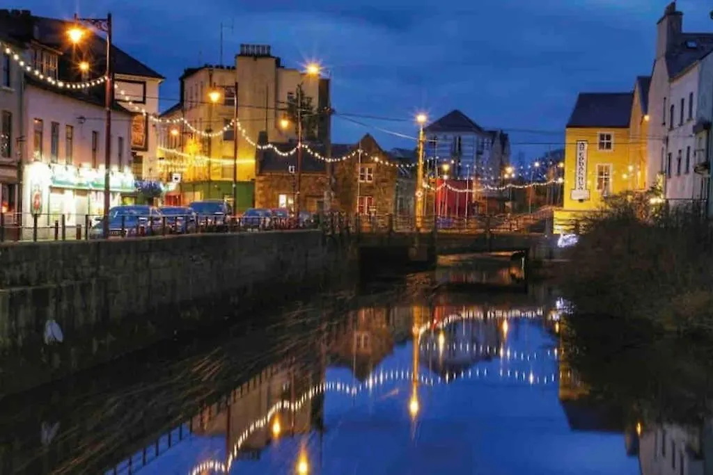 Apartment Modern Canal View Home, In City Centre, Sleeps 8 Galway