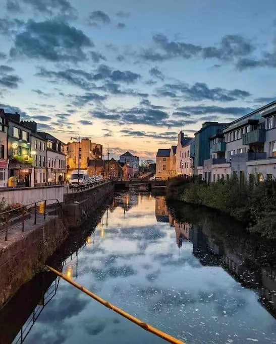 Modern Canal View Home, In City Centre, Sleeps 8 Galway 0*,