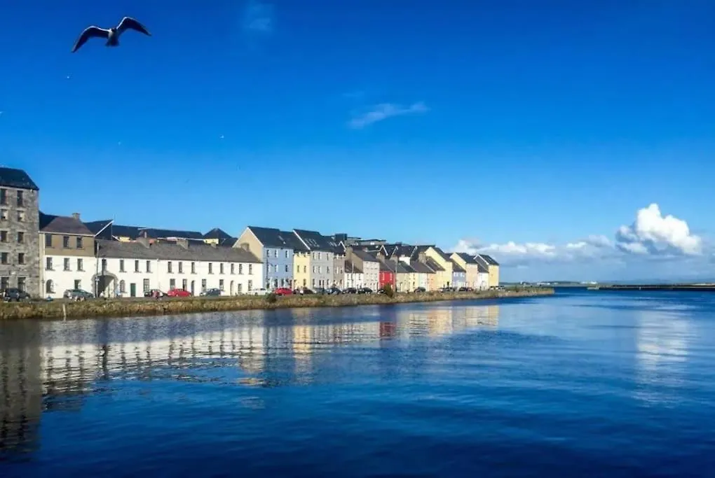 Modern Canal View Home, In City Centre, Sleeps 8 Galway Apartment
