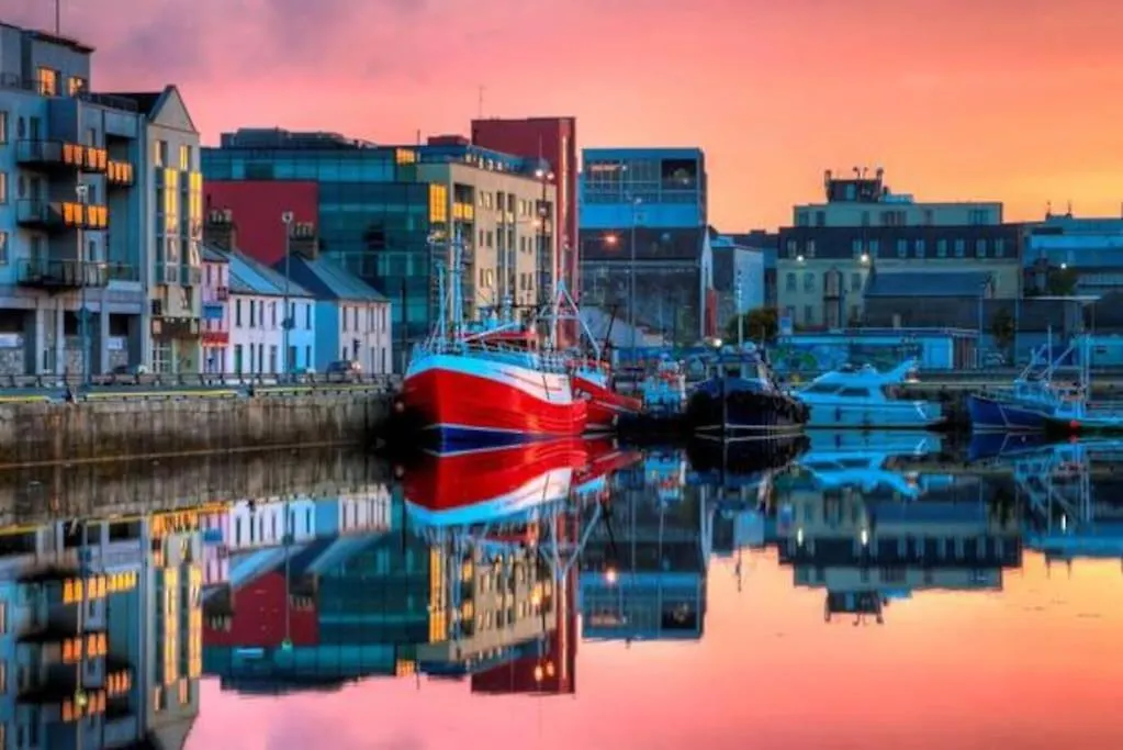 Modern Canal View Home, In City Centre, Sleeps 8 Galway 0*,